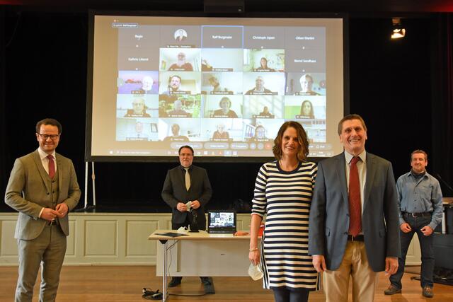 Michael Hattenbach (vorne), Fachbereichsleiter Familien, Schulen und Soziales bei der Stadt Offenburg, wird am Freitag, 11. Dezember, in den Ruhestand verabschiedet – online. 50 Gäste nehmen an der Videokonferenz teil. | Foto: Stadt Offenburg