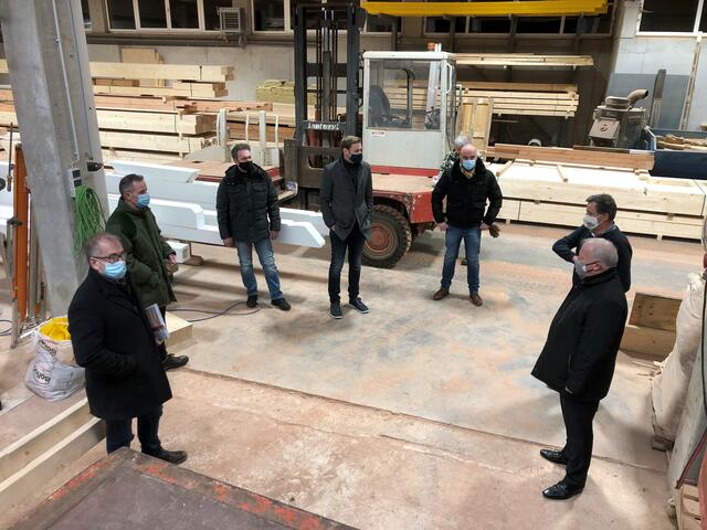 500 Millionen Euro hat der Bund für die neue Waldprämie zur Verfügung gestellt, berichtet Peter Weiß am Donnerstag, 10. Dezember, bei einem Treffen mit Vertretern der Waldwirtschaft und des Holzbaus in Schuttertal. Die Prämie beträgt 100 Euro je Hektar. Waldeigentümer können online über www.bundeswaldpraemie.de den entsprechenden Antrag stellen. Auf dem Foto v. l. n. r.: Kurt Weber vom Waldservice Ortenau, Forstrevierleiter Elmar Bantle, Landmaschinenhändler Ralf Striegel, CDU-Bundestagskandidat Yannick Bury, Bürgermeister Matthias Litterst, Geschäftsführer Stefan Göppert und Bundestagsabgeordneter Peter Weiß.  | Foto: Wahlkreisbüro Peter Weiß