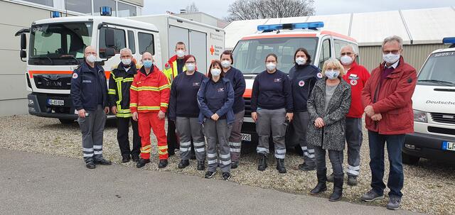 Startbereit: Die Mitglieder der Impfteams und der Basiscrew vor den Einsatzfahrzeugen | Foto: Stadt Offenburg