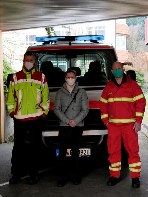 Urs Kramer (v. l.), Leiter des Amts für Brand und Katastrophenschutz des Ortenaukreises, der die MIT federführend koordiniert, Diana Kohlmann, Gesamtkoordinatorin der beiden Kreisimpfzentren in Offenburg und Lahr und Torsten Huber vom DLRG kurz vor der Impfstart in einem Ortenauer Pflegeheim.  | Foto: Landratsamt Ortenaukreis