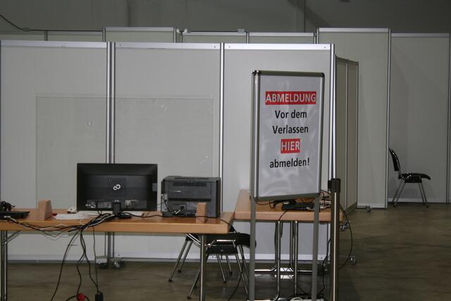 Nach einer Wartezeit von 30 Minuten nach der Impfung geht es zur Abmeldung. | Foto: rek