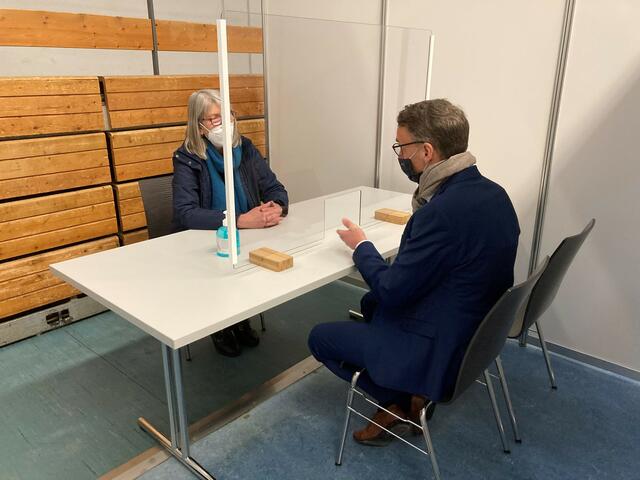 Demonstrieren das ärztliche Aufklärungsgespräch: Dr. Doris Reinhardt, Pandemiebeauftragte der Kassenärztlichen Vereinigung im Ortenaukreis, und OB Markus Ibert | Foto: ds