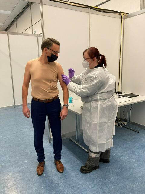 Die Impfung - allerdings nur symbolisch, da Oberbürgermeister Markus Ibert nicht zu der Bevölkerungsgruppe gehört, die zuerst geimpft wird. | Foto: ds