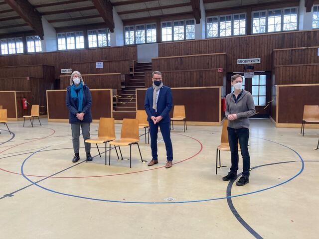 Dr. Doris Reinhardt (v. l.), OB Markus Ibert und Dr. Diana Kohlmann im Wartebereich | Foto: ds