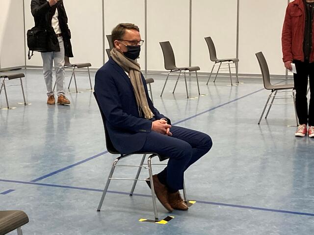 Lahrs Oberbürgermeister Markus Ibert stellte sich als Probe-Impfling zur Verfügung und schaut hier den Aufklärungsfilm an. | Foto: ds