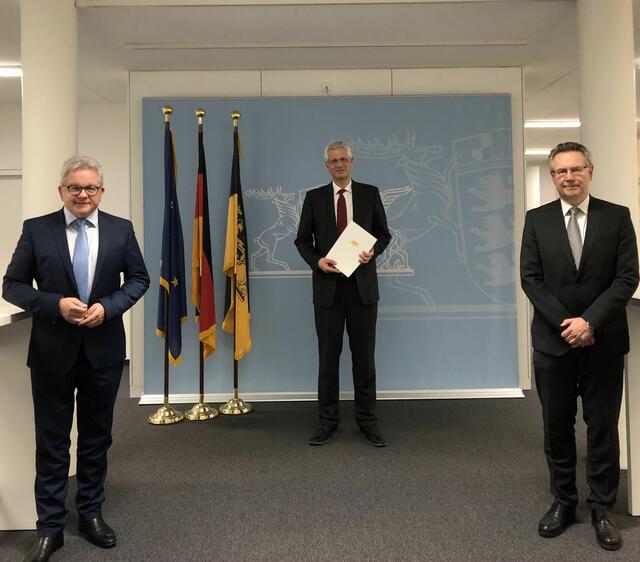 Übergabe der Ernennungsurkunde mit Abstand im Justizministerium (v. l.): Minister der Justiz und für Europa Guido Wolf, Präsident Dr. Jens Martin Zeppernick und Alexander Riedel, Präsident des Oberlandesgerichts Karlsruhe | Foto: Ministerium f. Justiz