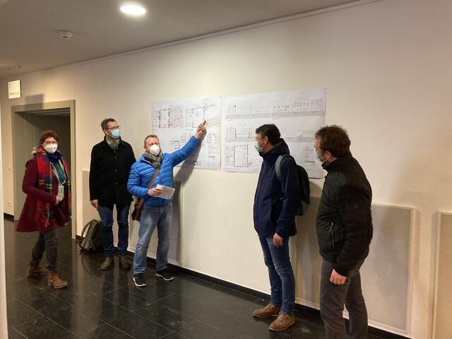 Thomas Emminger (Dritter von links) erläutert die Pläne. Ebenfalls auf dem Bild Carmen Lötsch (v. l.), Thomas Binkert, Oliver Martini und Andreas Kollefrath | Foto: gro