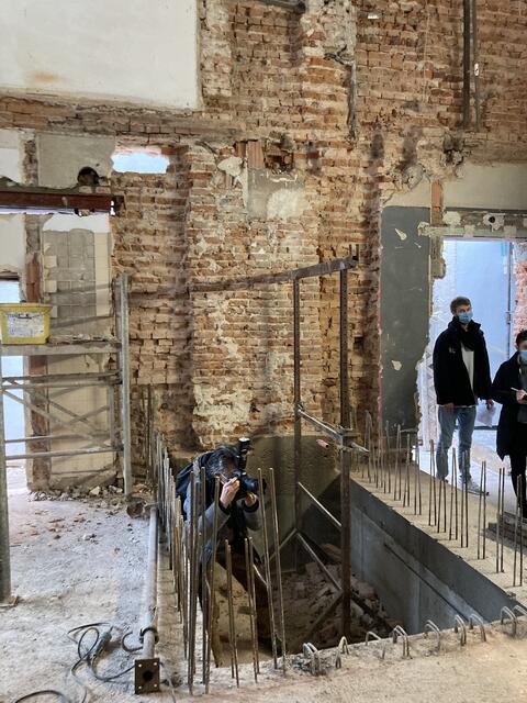 Der untere Teil des Aufzugschachtes ist zu erkennen. Links davon werden künftig die Durchgänge in den historischen Teil das Salmen liegen. Die beiden Gebäudeteile werden durch Glaswände verbunden. | Foto: gro