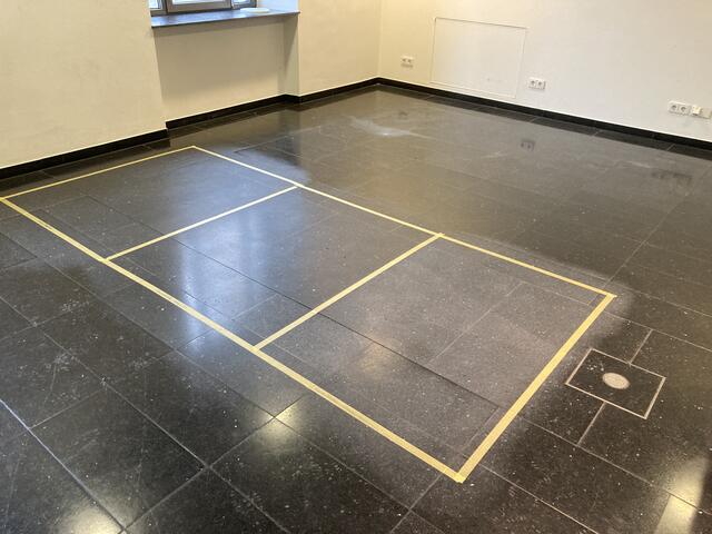 Der Boden im Foyer des historischen Salmen wird mattiert, denn die spiegelnde Oberfläche bereitet Menschen mit Sehbehinderung Probleme. | Foto: gro