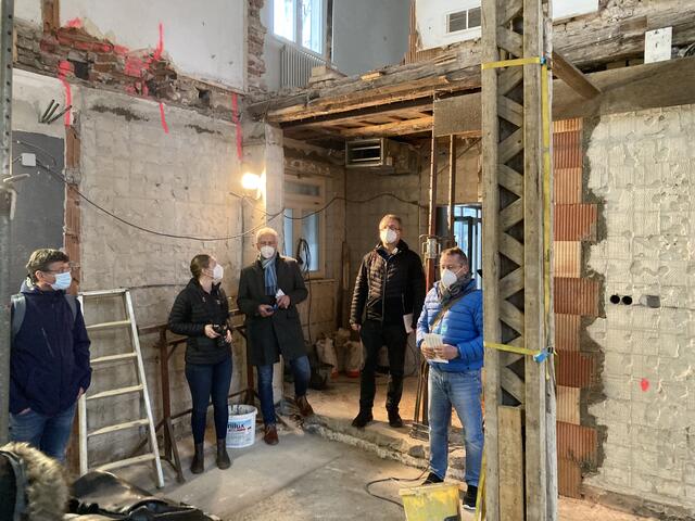 Thomas Emminger (recht) erläutert Pressevertretern den Stand der Bauarbeiten. | Foto: gro