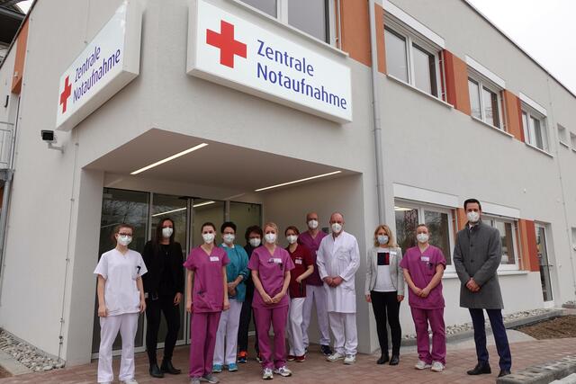 Freuen sich über die Inbetriebnahme der neuen ZNA: Dr. Bernhard Gorißen (Vierter von rechts), Chefarzt der Klinik für Akut- und Notfallmedizin am Ortenau Klinikum Offenburg-Kehl, und Verwaltungsdirektor Mathias Halsinger (ganz rechts) sowie Kolleginnen und Kollegen aus dem Team der ZNA.