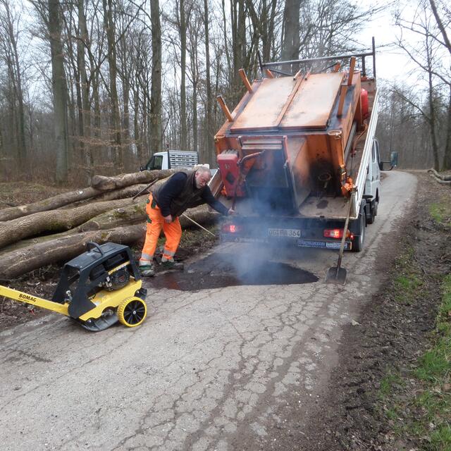 Bauhof-Mitarbeiter Matthias Weber füllt das Loch mit frischem Heißasphalt. | Foto: Stadt Achern