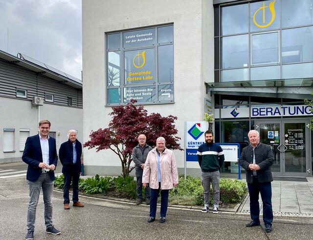 Demnächst soll dort eine E-Lade-Station entstehen. Das Bild zeigt beim Besuch der Günther Energie + Service in Lahr (v. l.): Bundestagskandidat Yannick Bury, die Stadträte Wilfried Wille, Harald Günther und Annette Korn, Niklas Günther und den Bundestagsabgeordneten Peter Weiß.