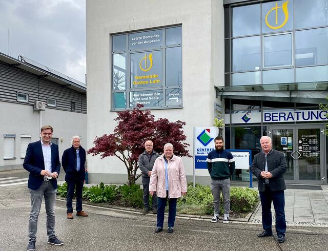 Demnächst soll dort eine E-Lade-Station entstehen. Das Bild zeigt beim Besuch der Günther Energie + Service in Lahr (v. l.): Bundestagskandidat Yannick Bury, die Stadträte Wilfried Wille, Harald Günther und Annette Korn, Niklas Günther und den Bundestagsabgeordneten Peter Weiß.  | Foto: Sütterlin