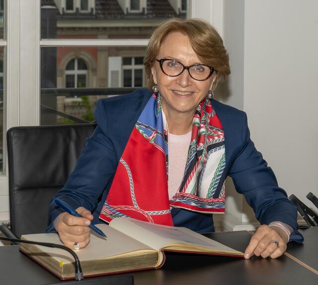 Die höchste diplomatische Repräsentantin Frankreichs, Botschafterin Anne-Marie Descôtes, trug sich bei ihrem Besuch im Rathaus ins Goldene Buch der Stadt ein. | Foto: Stadt Kehl