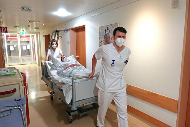 Verlegung innerhalb der Schulstation: Ein Auszubildender und seine Mentorin beim Patiententransport. | Foto: Ortenau Klinikum