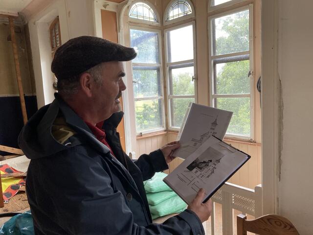 Jürgen Stumpfhaus mit seinen Plänen | Foto: gro