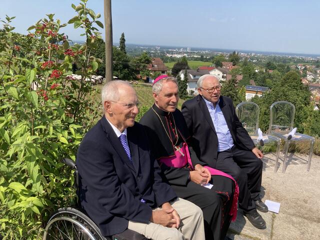 Dr. Wolfgang Schäuble (v. l.), Dr. Georg Gänswein und Dr. Hubert Burda nehmen Platz zur Segnungszeremonie. | Foto: gro