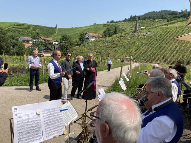Bei diesem Bild spielte die Burda-Kapelle nicht das "Badenerlied". Hubert Burda (2. v. r.) mit Sohn Jakob (2. v. l.) und Kurienerzbischof Dr. Georg Gänswein genießt die Musik | Foto: gro