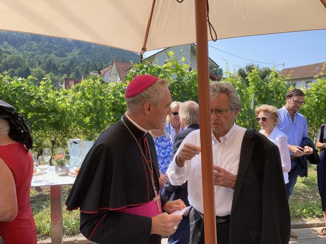 Dr. Georg Gänswein (L.) und Fernsehproduzent Werner Kimmig | Foto: gro