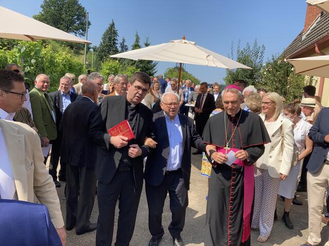Dekan Matthias Bürkle (v. l.), Dr. Hubert Burda und Dr. Georg Gänswein auf dem Weg zum "Senatorre". | Foto: gro