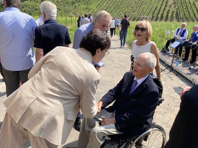Bundestagspräsident Dr. Wolfgang Schäuble begrüßt Edith Schreiner, ehemalige Oberbürgermeisterin von Offenburg. | Foto: gro