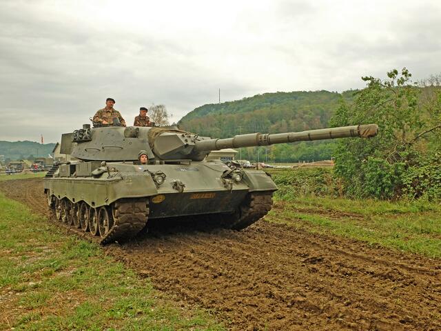 Vorführung des Panzer Leopard 1 der niederländischen Armee.
Er ist noch immer in Armeen vieler Staaten zu finden. Von 1964 bis 1984 wurden 4.700 Leopard-1-Kampfpanzer gebaut.  | Foto: Alfred Schramm