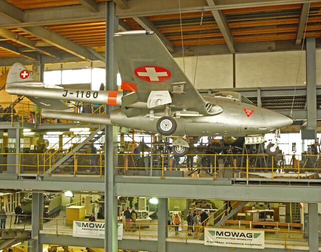 Die DH-112 Venom. Das Flugzeug wurde zuerst als Jäger, dann als Erdkämpfer und viele Jahre als Trainingsflugzeug eingesetzt. Es gehörte zum gewohnten Bild am Schweizer Himmel.   | Foto: Alfred Schramm