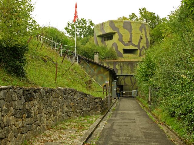 Der Eingangsbereich zum Festungsmuseum Reuenthal, mit Wachlokal (Kasse), links im Vordergrund und Bunker 2 mit Werkeingang. | Foto: Alfred Schramm