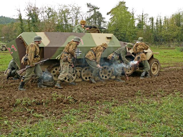 Vom Schützenpanzerwagen Sd.Kfz. 251 abgesessene Darsteller deutscher Infanteriesoldaten im Gefecht. Der Schützenpanzerwagen Sd.Kfz. 251 war ein deutsches Halbkettenfahrzeug, das im Zweiten Weltkrieg von der Wehrmacht eingesetzt wurde. Er gehörte er zur Ausrüstung der gepanzerten Panzergrenadier-Bataillone und Panzerpionier-Kompanien.  | Foto: Alfred Schramm