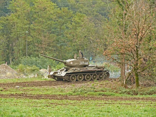 Vorführung des russischen Panzer T 34. Er wurde von 1940 bis 1958 gebaut und von der Roten Armee hauptsächlich im Deutsch-Sowjetischen Krieg eingesetzt. Der T-34 gilt als bekanntester sowjetischer Panzer des Krieges. Er war mit über 50 000 Exemplaren der meistgebaute Panzer des Zweiten Weltkrieges und mit insgesamt über 80 000 einer der meistgebauten Panzer überhaupt.  | Foto: Alfred Schramm