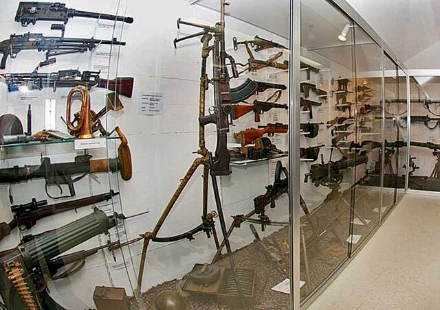 Vitrinen voll mit Infanteriewaffen, zu sehen im Festungsmuseum des"Artilleriewerk Reuenthal". | Foto: Swiss Museums Association