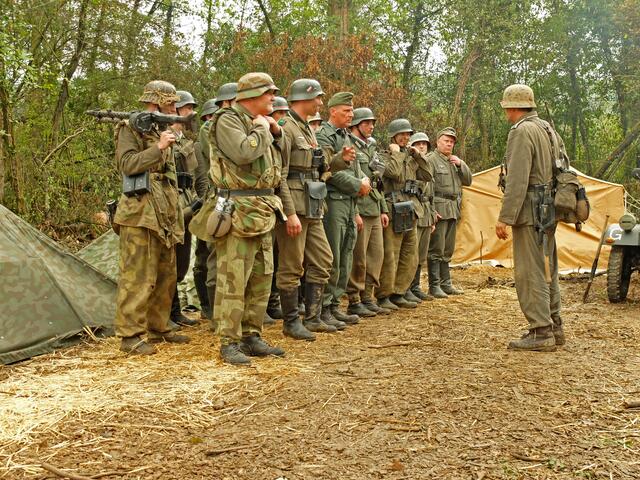 Eine Reenactmentgruppe, hier in Wehrmachtsuniformen, ist angetreten zur Gefechtsvorführung und erhalten vom "Chef" eine kurze Einweisung über den Ablauf ihrer Darstellung. | Foto: Alfred Schramm