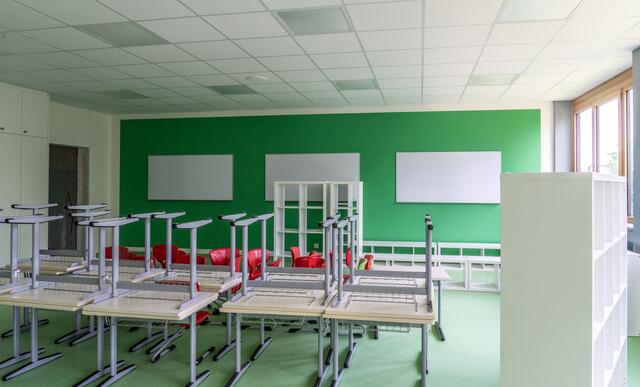 Grüne Wände und rote Stühle ergeben in den Klassenräumen der Korker Schule ein ansprechendes Gesamtbild. Die Klassenzimmer sind zusätzlich mit weißen Einbauschränken und moderner Unterrichtstechnik analog zur Grundschule in Leutesheim ausgestattet. | Foto: Stadt Kehl