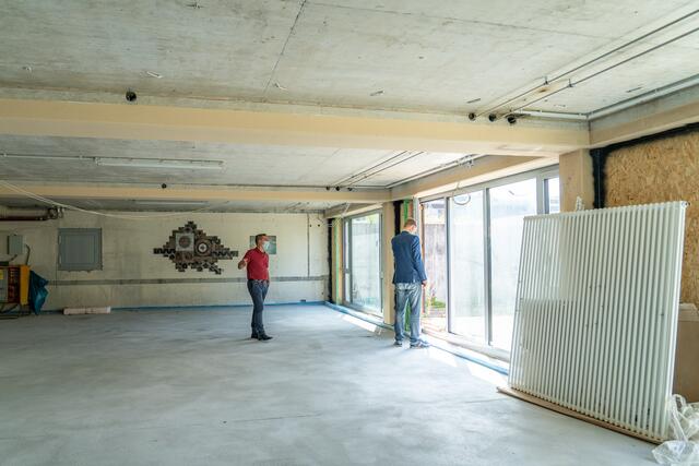Über bodentiefe Fenster und Glastüren in den Gruppenräumen der Kita Bodersweier im ehemaligen Schulgebäude können die Kinder die Außenanlage betreten. Im Brandfall fungieren die Glastüren zusätzlich als Fluchtwege. | Foto: Stadt Kehl