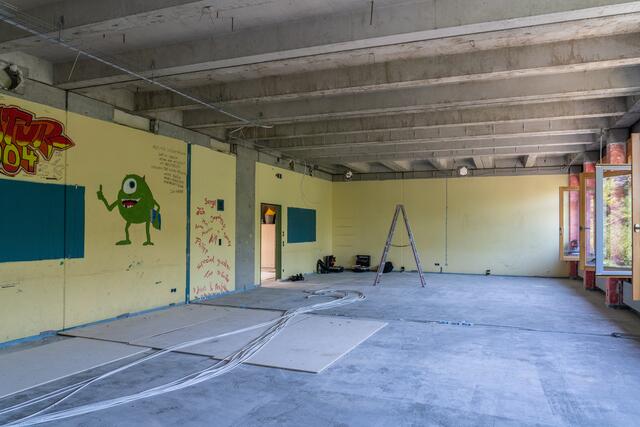 Mittels beweglicher Wände werden im Einstein-Gymnasium aus acht Klassenzimmern drei große Prüfungsräume. Das ist praktisch, wenn die Abiturprüfungen künftig in den Klassenräumen geschrieben werden. | Foto: Stadt Kehl
