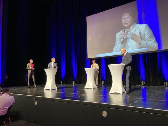 Thorsten Erny (v. l.), Edith Schreiner und Helmut Schareck plaudern mit Moderator Markus Knoll (ganz links). | Foto: gro
