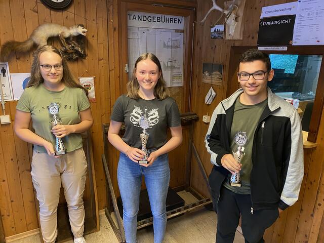 Die neuen Würdenträger der Jugend: Stephapnie Neumaier (v. l.), Eva-Maria Armbruster, Louis Pereira | Foto: Schützenverein Haslach