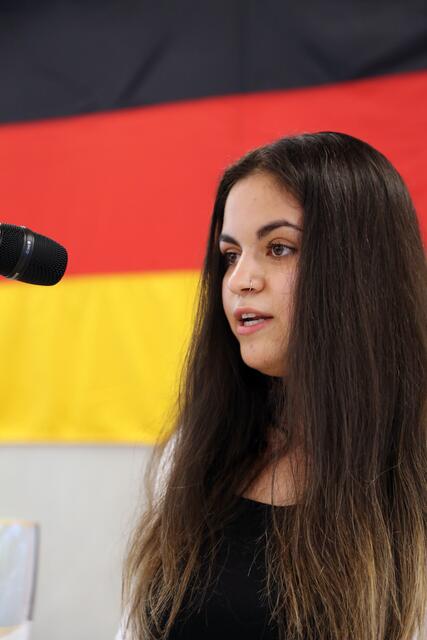Die in Damskus in Syrien geborene Tala Kafaja schilderte in einer bewegenden Ansprache ihre Lebensgeschichte und ihre Beweggründe, die deutsche Staatsbürgerschaft anzunehmen. | Foto: LRA