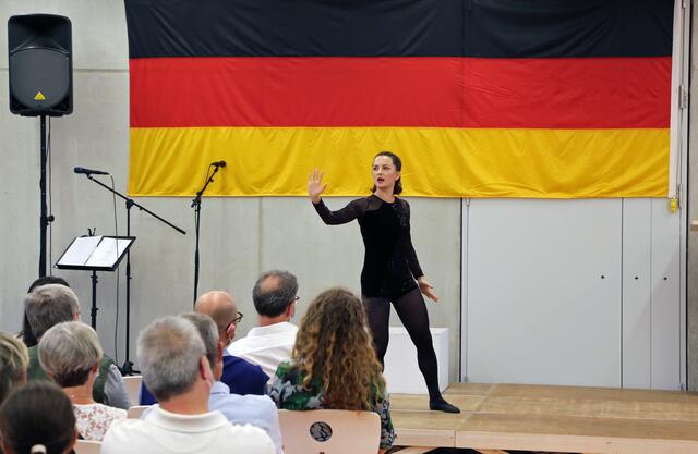 Yaroslava Gorobey vom Theater "Eurodistrict BAden Alsace" begeisterte mit einem Auszug des Stücks „Show!“. | Foto: LRA
