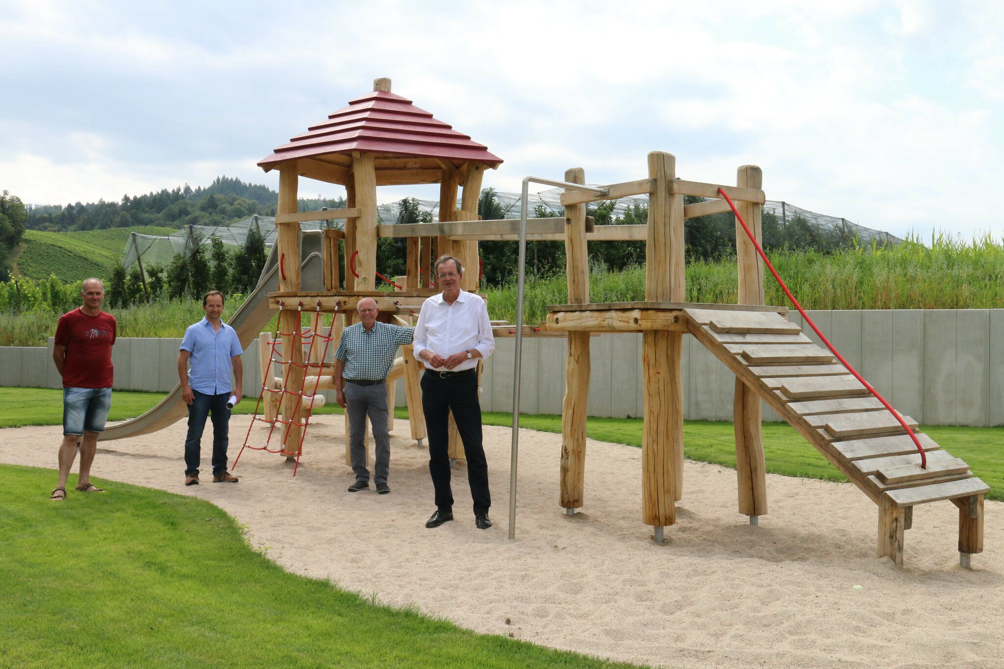  Foto zu OB informierte sich vor Ort: Erweiterte Außenanlage für Kindergarten 