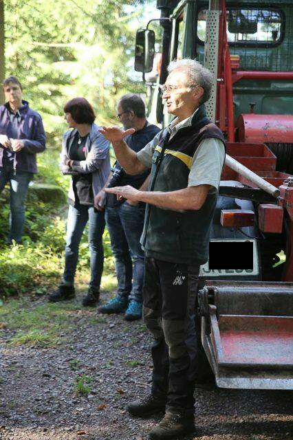 Förster Hans Lehmann informiert über "Heidenkirche", Wald und Folgen des Klimawandels | Foto: (c) Gerhard Grosse &amp; Werner Burkard