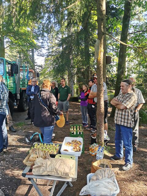 Pritschen-Vesper - jeder bringt was mit und jeder kann sich überall bedienen | Foto: (c) Gerhard Grosse &amp; Werner Burkard