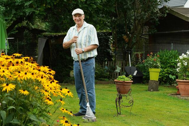 Rolf Guzik in seinem Garten. Knapp zwei Wochen nach einer komplizierten Operation an der Speiseröhre kann der Patient des Ortenau Klinikums in Lahr schon wieder Gartenarbeiten verrichten.