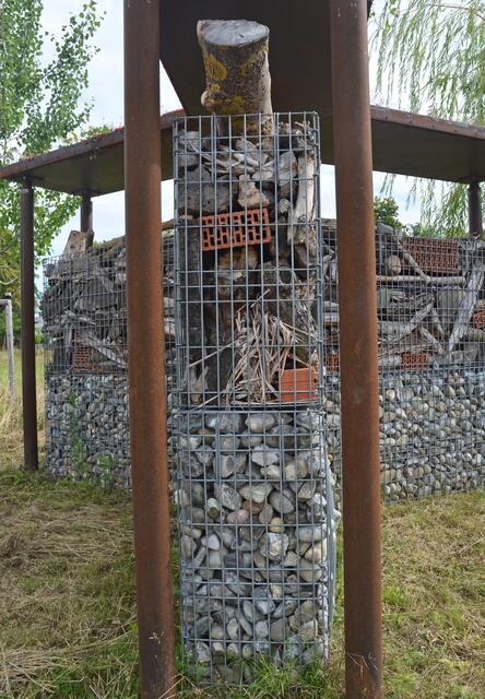 Das aus Gabionen gebaute Hotel dient sowohl Eidechsen (unterer Bereich mit Steinen) als auch Insekten (oberer Bereich) einen Unterschlupf. | Foto: Stadt Kehl