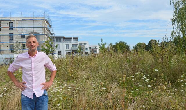 Üppiges Grün direkt neben dem Neubaugebiet Schneeflären: Frank Wagner steht im Grünstreifen Kleinallmend. | Foto: Stadt Kehl