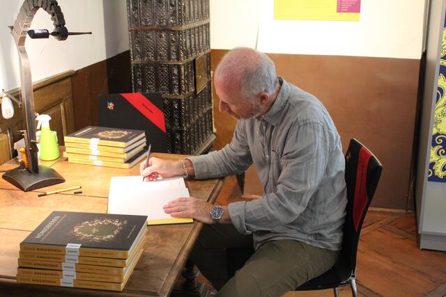 Ingo Arndt signiert Bücher. | Foto: Stadt Gengenbach