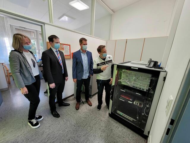 Willstätts Bürgermeister Christian Huber und Konrektor Jochen Schmukle von der Moscherosch-Schule (2. und 3. v. l.) zusammen mit Fachbereichsleiter IT, Tapio Muley, und der Multimediaberaterin, Sonja Wüst (l). | Foto: Gemeinde Willstätt