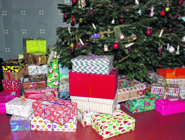 An Weihnachten freuen wir uns über Geschenke – und aufs Auspacken. Der Umwelt kann man dabei aber auch etwas Gutes tun.  | Foto: Johannes Beetz