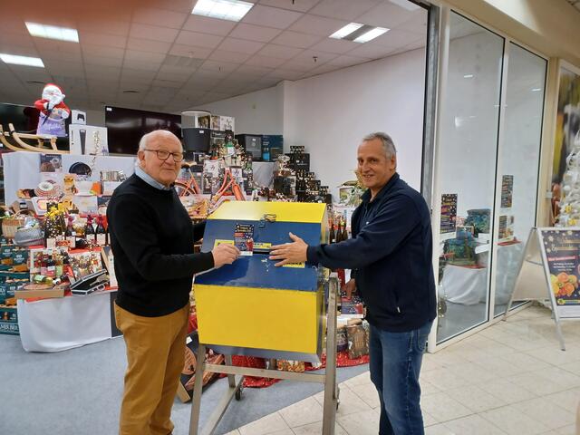 Bernd Rendler (l.) und Franz Bähr bei der Ziehung der Gewinner